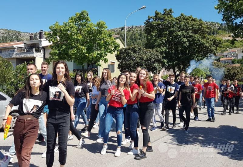 Norijada u Čapljini - Čapljina: Veseli maturanti na ulicama slave kraj srednjoškolskog obrazovanja